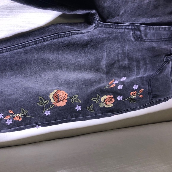 Embroidered floral jeans - Picture 3 of 7
